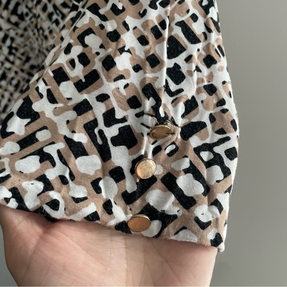 5/$25 DANA BUCHMAN Abstract Geometric Neutral Button Front Popover Top - XL - Picture 5 of 7
